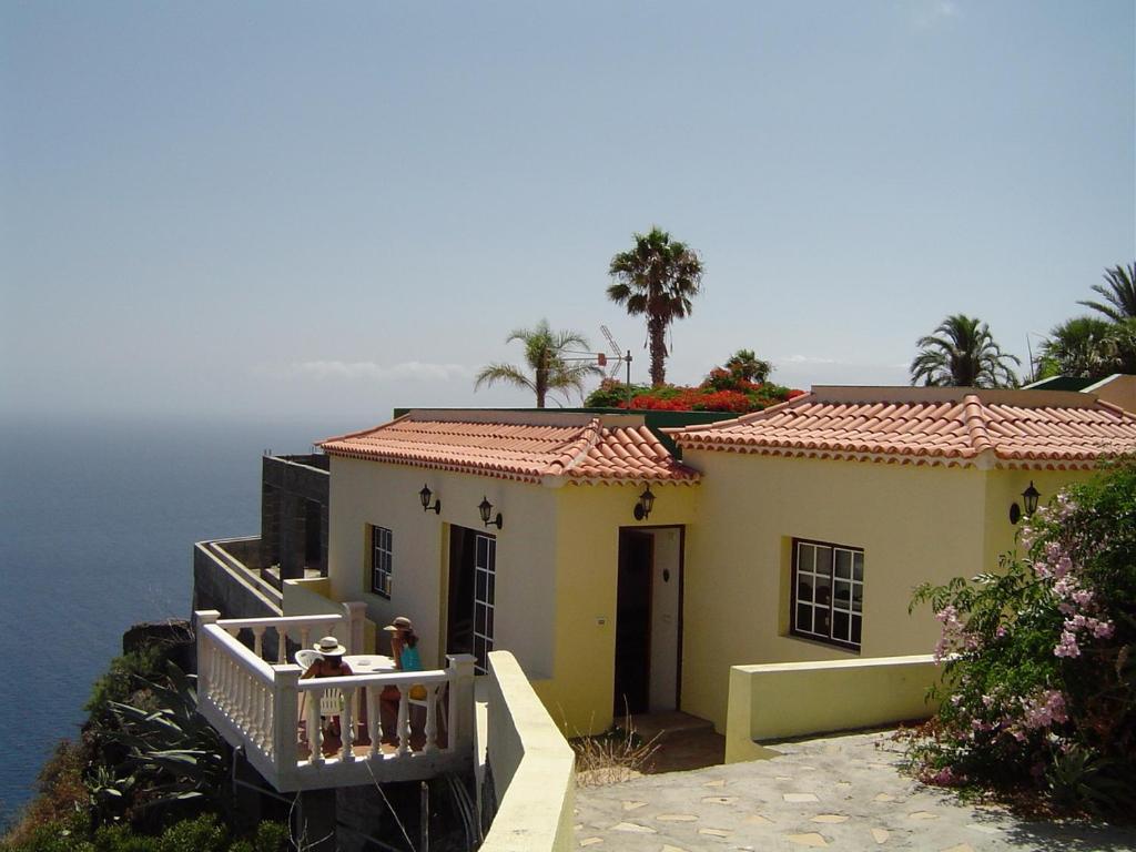 a house on the edge of the water at Casa Time in Tijarafe