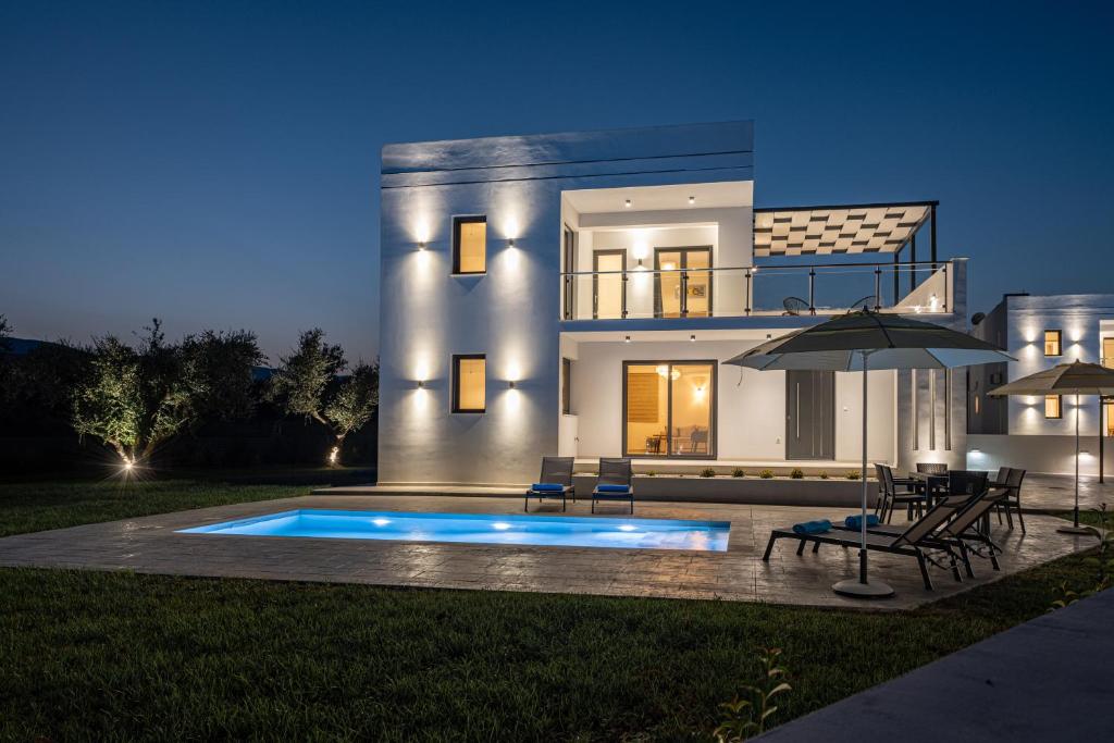 Πισίνα στο ή κοντά στο Zenith White Elegant Villa 2