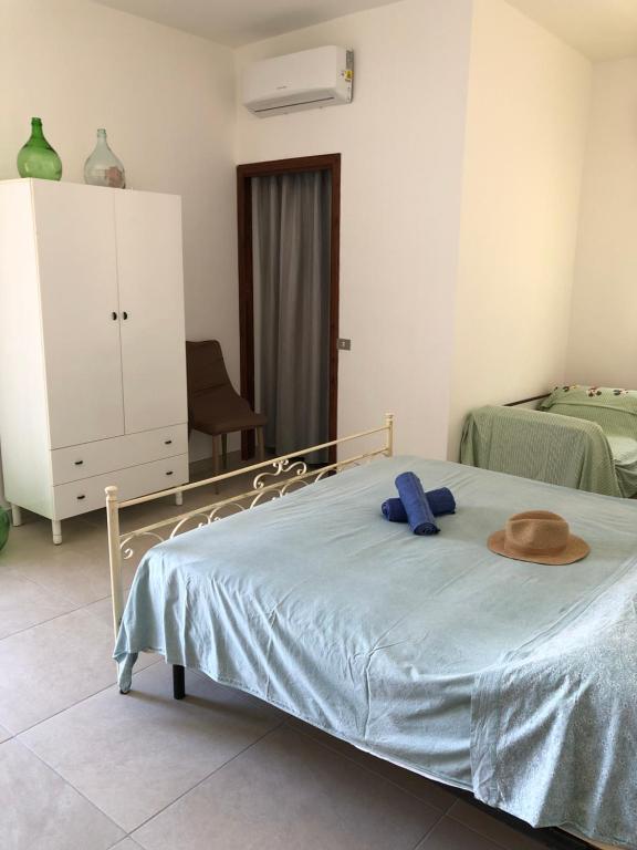 A bed or beds in a room at Villa Enza - A 150 passi dal mare