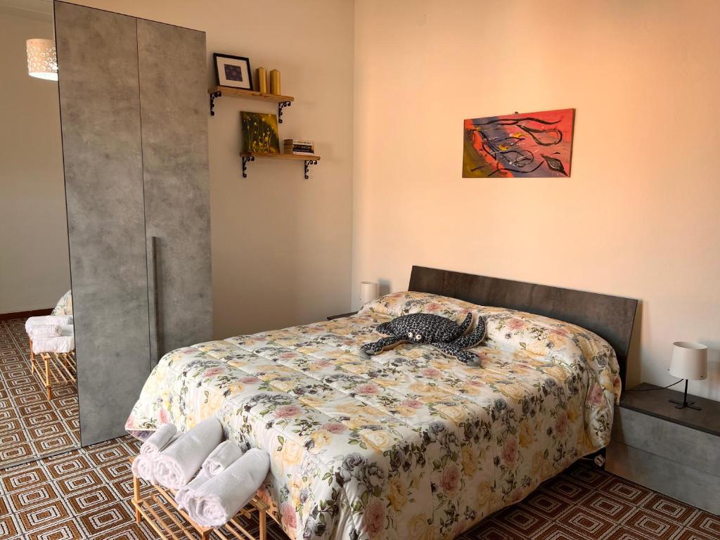 1 dormitorio con 1 cama con toallas en Gambero Bianco, en Piano di Follo