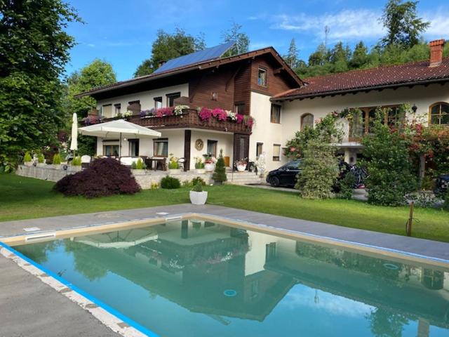 una gran piscina frente a una casa en Ferienhaus Kramser en Arnoldstein