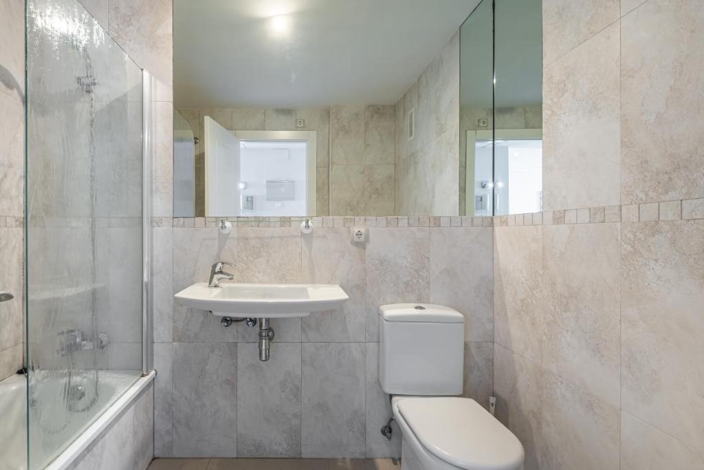 Koupelna v ubytování Gemelos 26 Resort Apartment 9-C Levante Beach