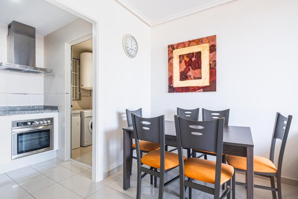 Kuchyň nebo kuchyňský kout v ubytování Gemelos 26 Resort Apartment 9-C Levante Beach