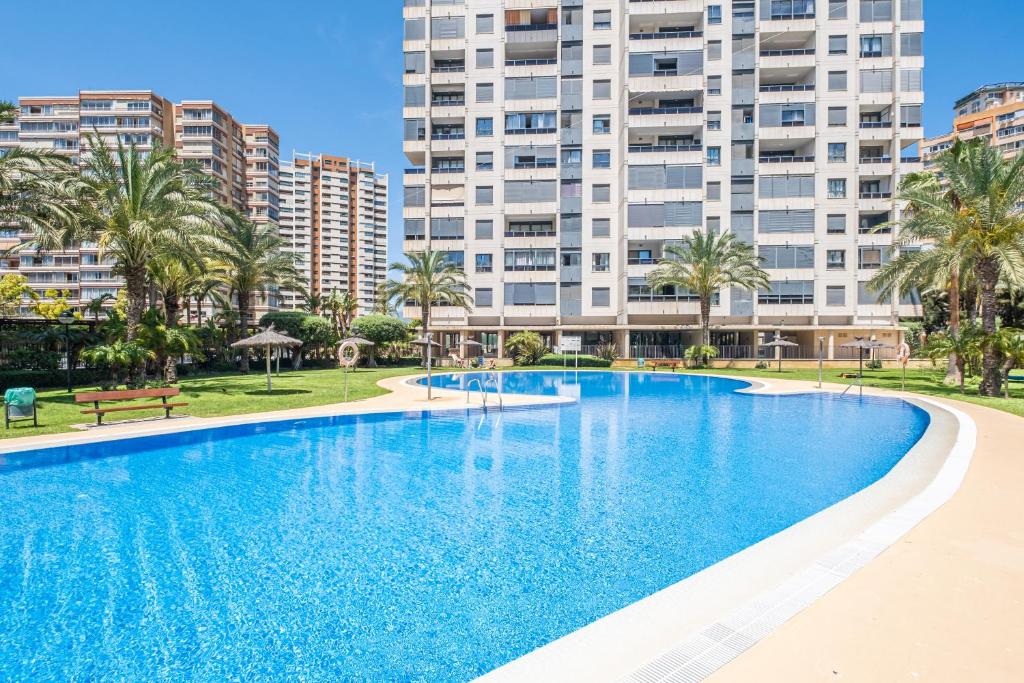 貝尼多姆的住宿－Gemelos 26 Resort Apartment 9-C Levante Beach，大型公寓大楼前的游泳池