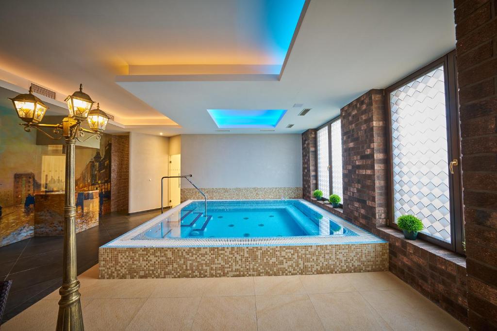 Bazén v ubytování Wellness Hotel Queens nebo v jeho okolí