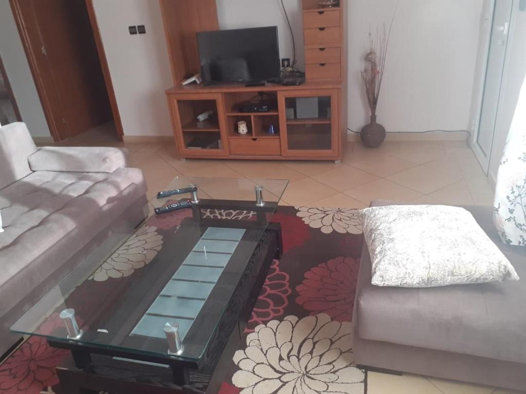 uma sala de estar com um sofá e uma mesa de centro em Beautiful apartment em Agadir