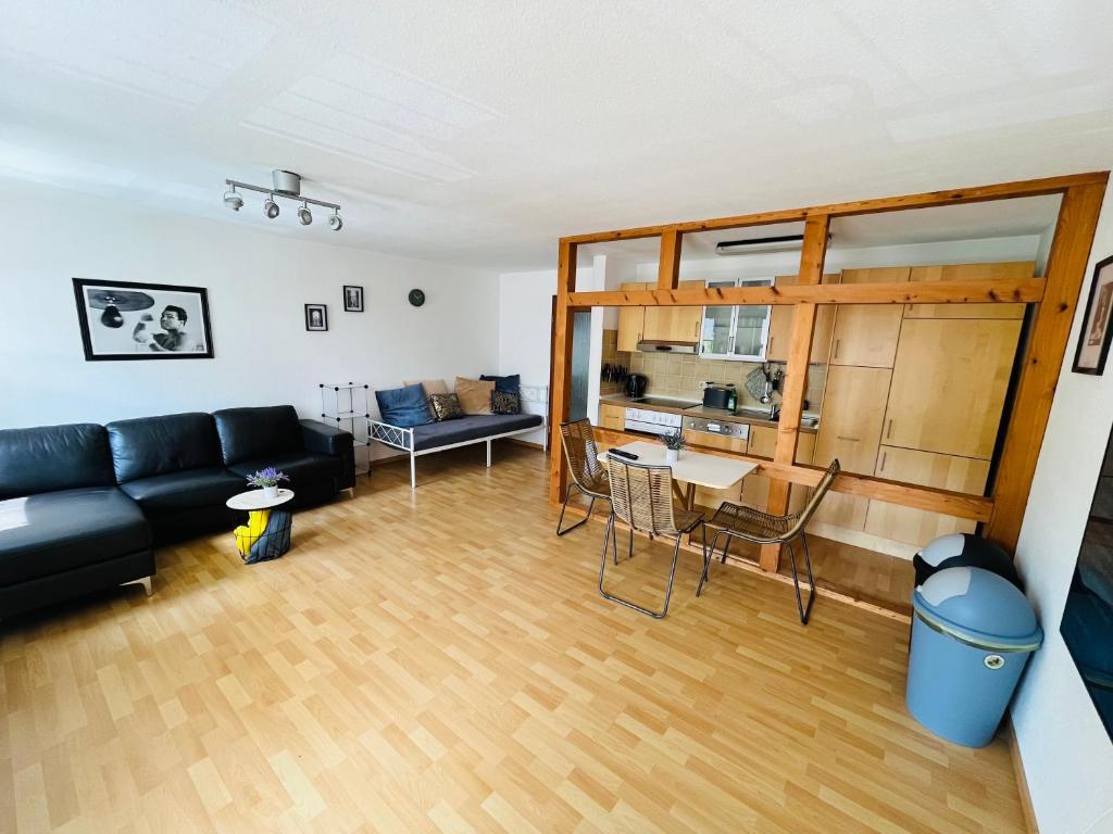 a living room with a couch and a table at City Appartement Kirchheim in Kirchheim unter Teck