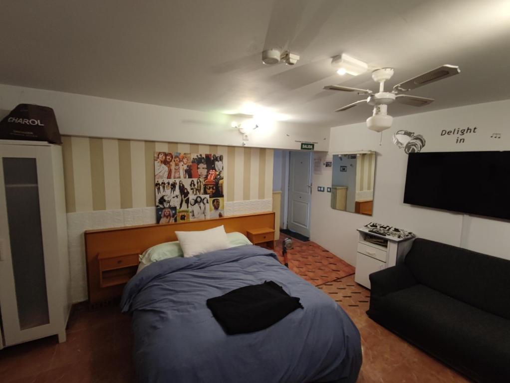 a bedroom with a bed and a flat screen tv at Apartamento Acogedor in Cicero