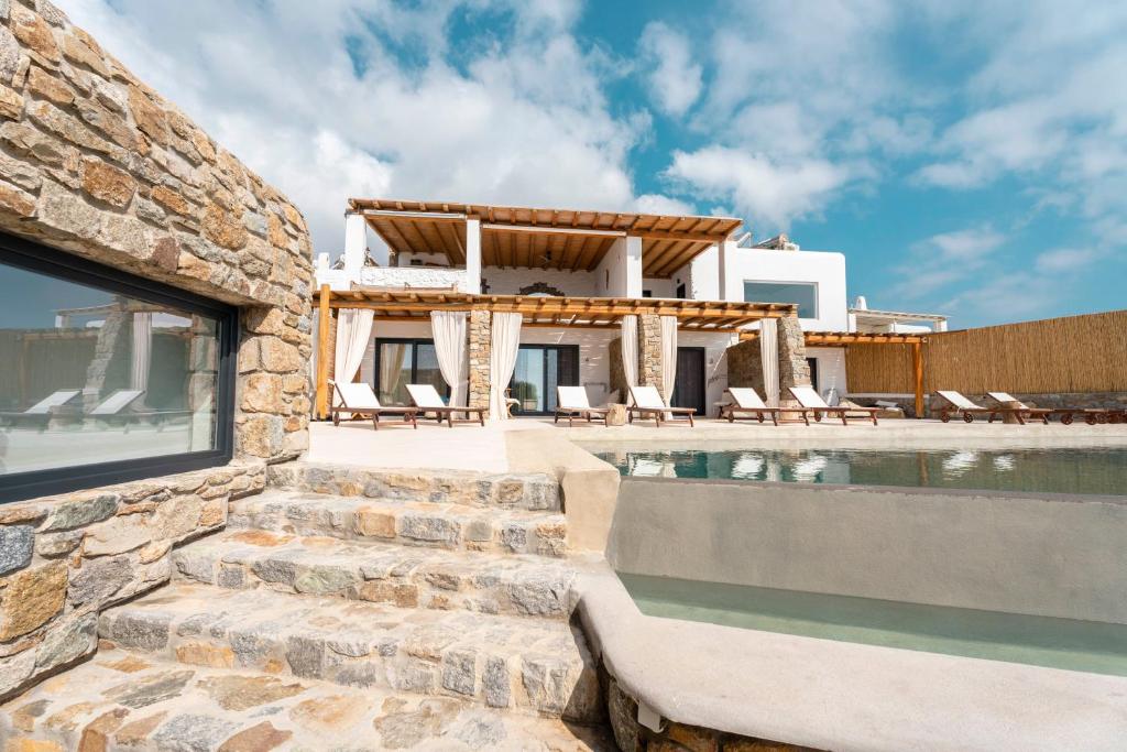 Bazén v ubytování M-Vibes Mykonos Suites nebo v jeho okolí