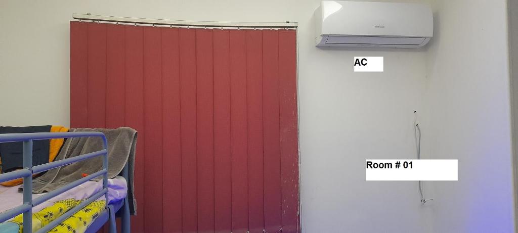 Palanda nebo palandy na pokoji v ubytování Rooms, shared apartment with a separate private entrance in Nasr City,Cairo,Egypt near the new Malaysian students building, the Abana, Al-Fajr Institute for teaching languages 15 min from Cairo International Airport, 25 min downtown and 40 min to pyramids