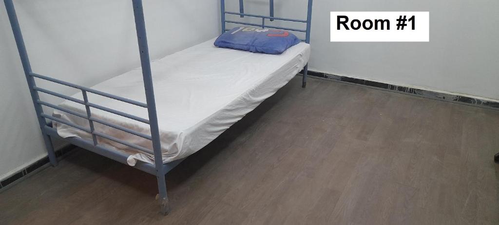 Postel nebo postele na pokoji v ubytování Rooms, shared apartment with a separate private entrance in Nasr City,Cairo,Egypt near the new Malaysian students building, the Abana, Al-Fajr Institute for teaching languages 15 min from Cairo International Airport, 25 min downtown and 40 min to pyramids