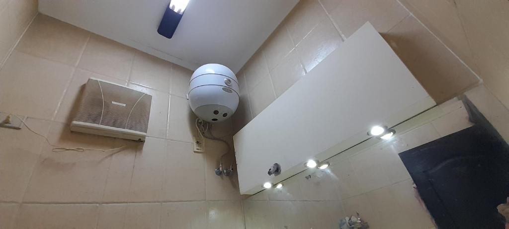 Koupelna v ubytování Rooms, shared apartment with a separate private entrance in Nasr City,Cairo,Egypt near the new Malaysian students building, the Abana, Al-Fajr Institute for teaching languages 15 min from Cairo International Airport, 25 min downtown and 40 min to pyramids