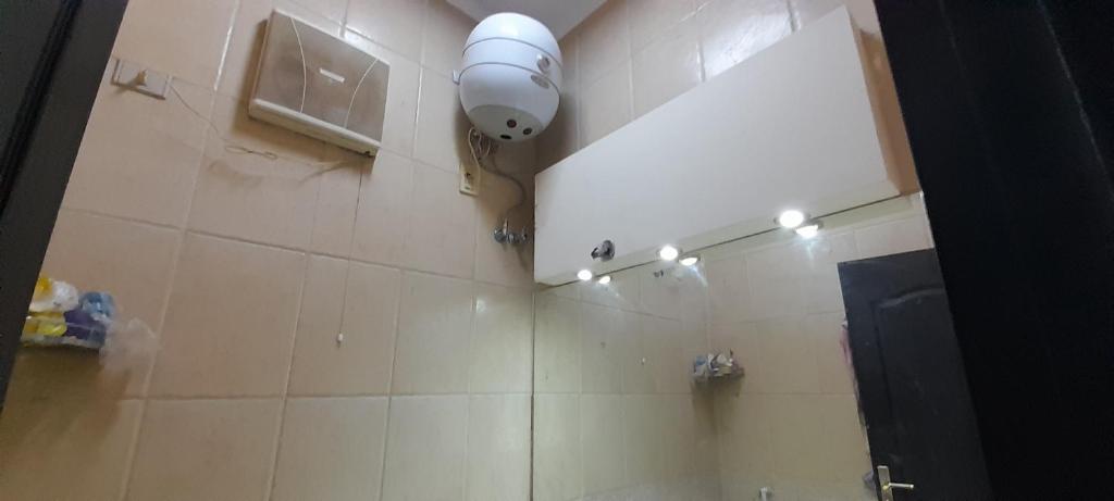 Koupelna v ubytování Rooms, shared apartment with a separate private entrance in Nasr City,Cairo,Egypt near the new Malaysian students building, the Abana, Al-Fajr Institute for teaching languages 15 min from Cairo International Airport, 25 min downtown and 40 min to pyramids