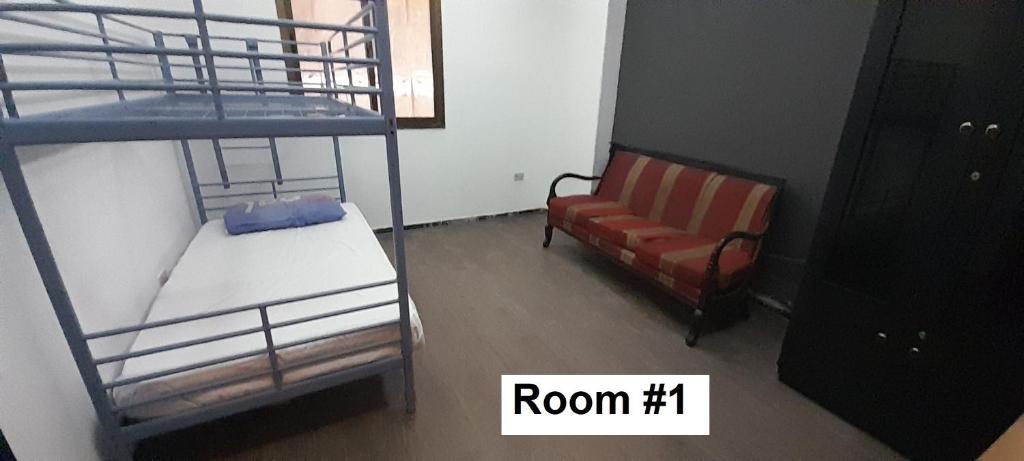 Postel nebo postele na pokoji v ubytování Rooms, shared apartment with a separate private entrance in Nasr City,Cairo,Egypt near the new Malaysian students building, the Abana, Al-Fajr Institute for teaching languages 15 min from Cairo International Airport, 25 min downtown and 40 min to pyramids