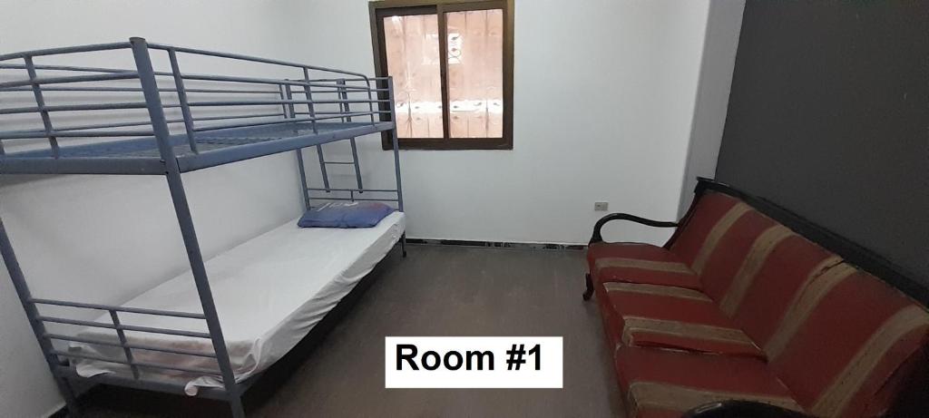 Postel nebo postele na pokoji v ubytování Rooms, shared apartment with a separate private entrance in Nasr City,Cairo,Egypt near the new Malaysian students building, the Abana, Al-Fajr Institute for teaching languages 15 min from Cairo International Airport, 25 min downtown and 40 min to pyramids