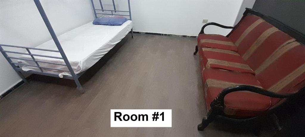 Postel nebo postele na pokoji v ubytování Rooms, shared apartment with a separate private entrance in Nasr City,Cairo,Egypt near the new Malaysian students building, the Abana, Al-Fajr Institute for teaching languages 15 min from Cairo International Airport, 25 min downtown and 40 min to pyramids