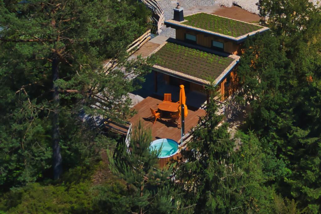 einen Blick über ein Haus mit grünem Dach in der Unterkunft Ferienhaus Siebenschläfer in Rathen