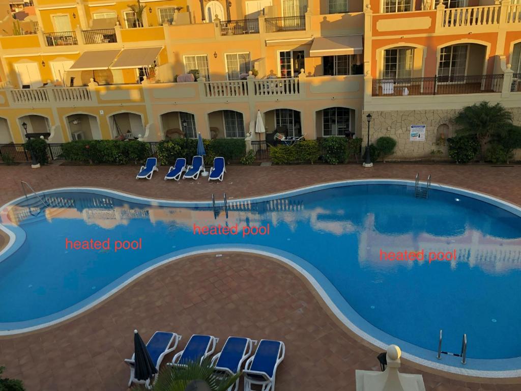 una gran piscina frente a un hotel en Orion, en Palm-mar