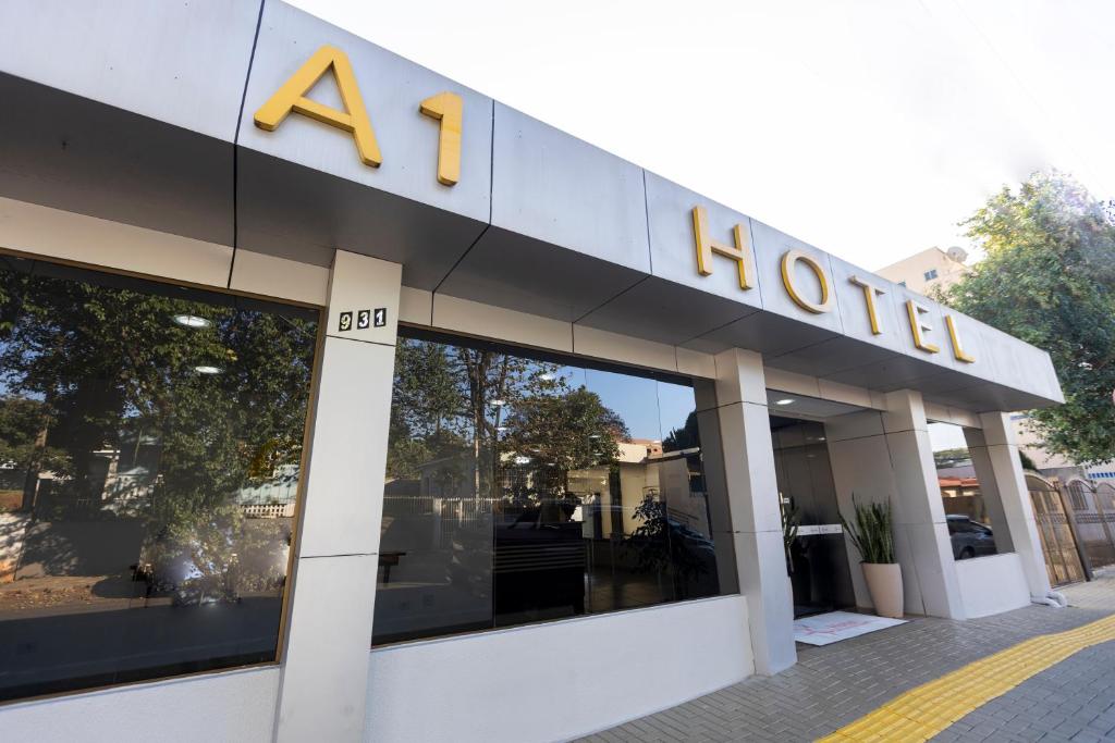 伊瓜蘇的住宿－A1 hotel，建筑一侧的酒店标志