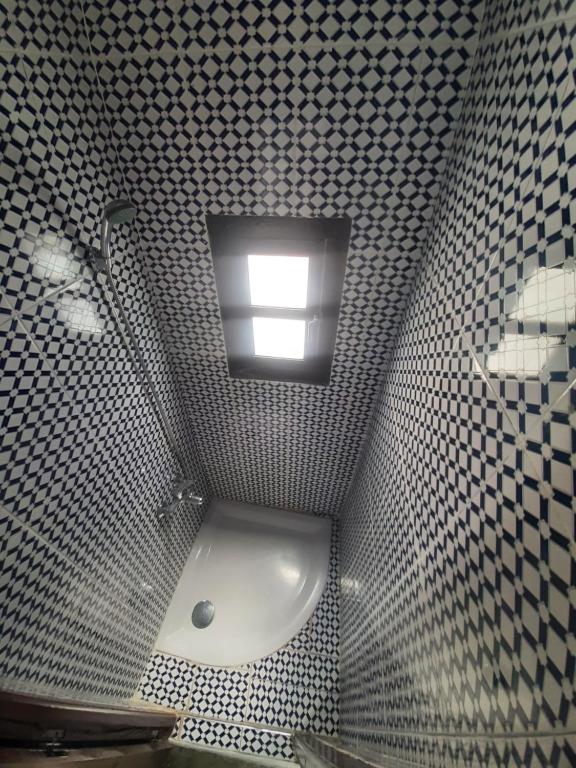 La salle de bains est pourvue d'une douche, d'un lavabo et d'une baignoire. dans l'établissement Riad Said Chaouen, à Chefchaouen