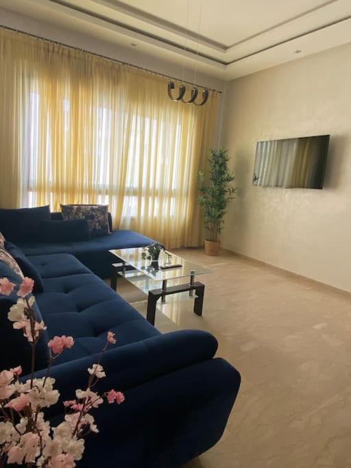 Waterfront 2-Bedroom apt with indoor fire place