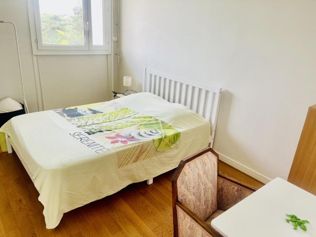 Postel nebo postele na pokoji v ubytování Chambre privée - Place Verdun Tours