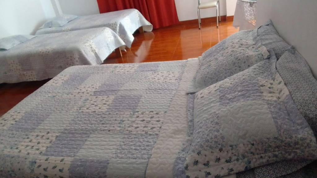 2 camas en una habitación con edredón en Lopez House 3, en Lima