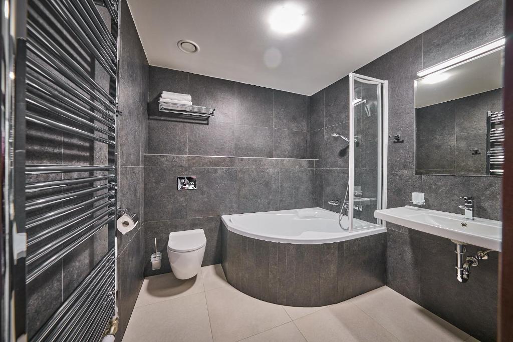 Koupelna v ubytování Wellness Hotel Queens