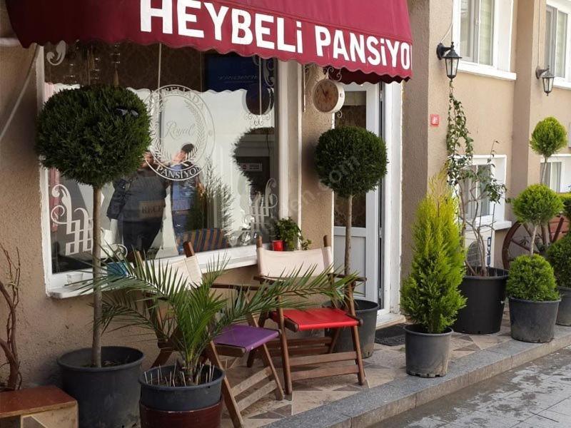 Heybeliada Pansiyon في إسطنبول: طاولة وكراسي أمام متجر