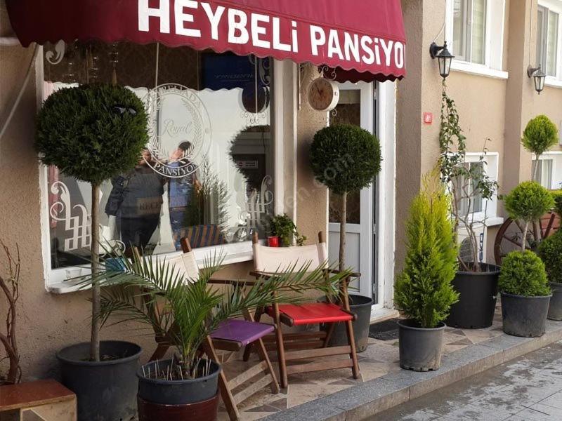 une table et des chaises devant un magasin dans l'établissement Heybeliada Pansiyon, à Istanbul