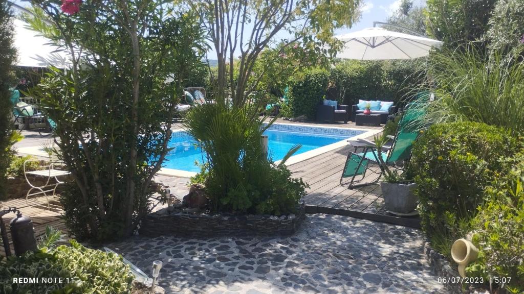 um quintal com piscina e árvores em Villa embuscade em Pierrefeu-du-Var