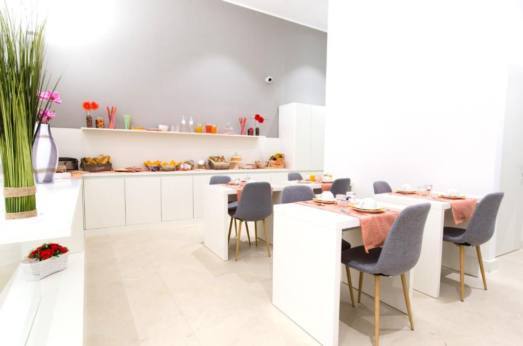 Reštaurácia alebo iné gastronomické zariadenie v ubytovaní Ortigia Bed And Breakfast