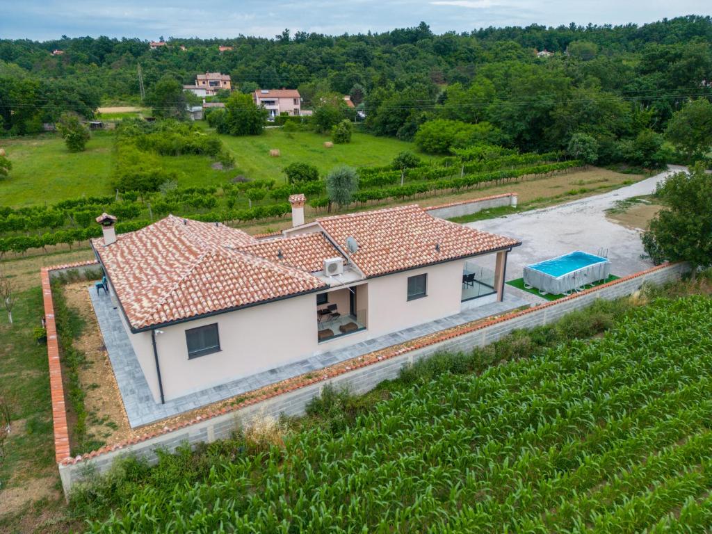 une vue aérienne sur une maison dans un champ dans l'établissement Villa Ardanela, à Labin