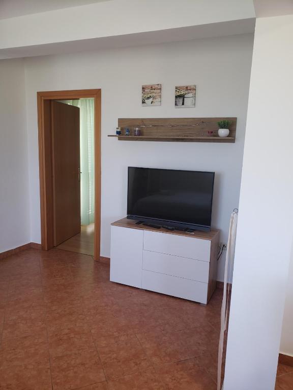 Televízia a/alebo spoločenská miestnosť v ubytovaní Apartmani Čiklić