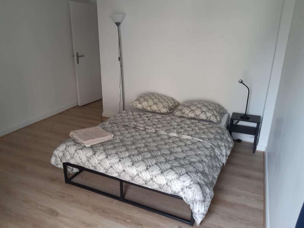 a bedroom with a bed in a room at Bel appartement avec Terasse Proche Gare in Cergy