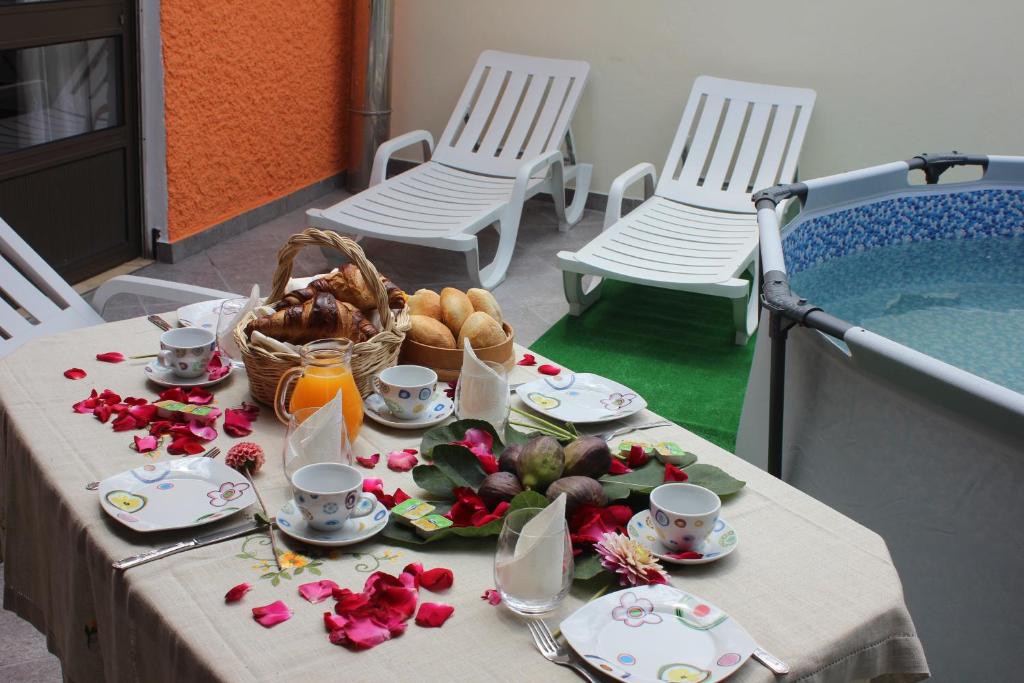 una mesa con comida y bebida y una cesta de comida en Casa do Campo, en Campo de Víboras
