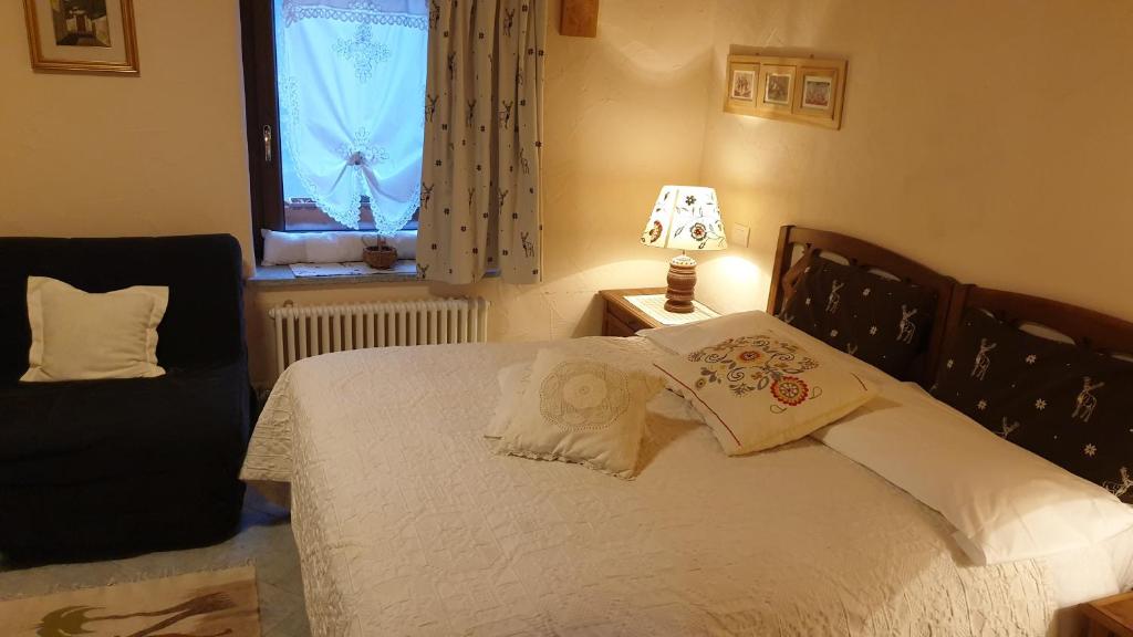A bed or beds in a room at Maison Du-Noyer Chambres et Tables d'Hotes