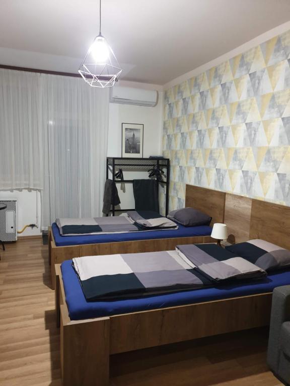 Posteľ alebo postele v izbe v ubytovaní Green Apartman Salgótarján