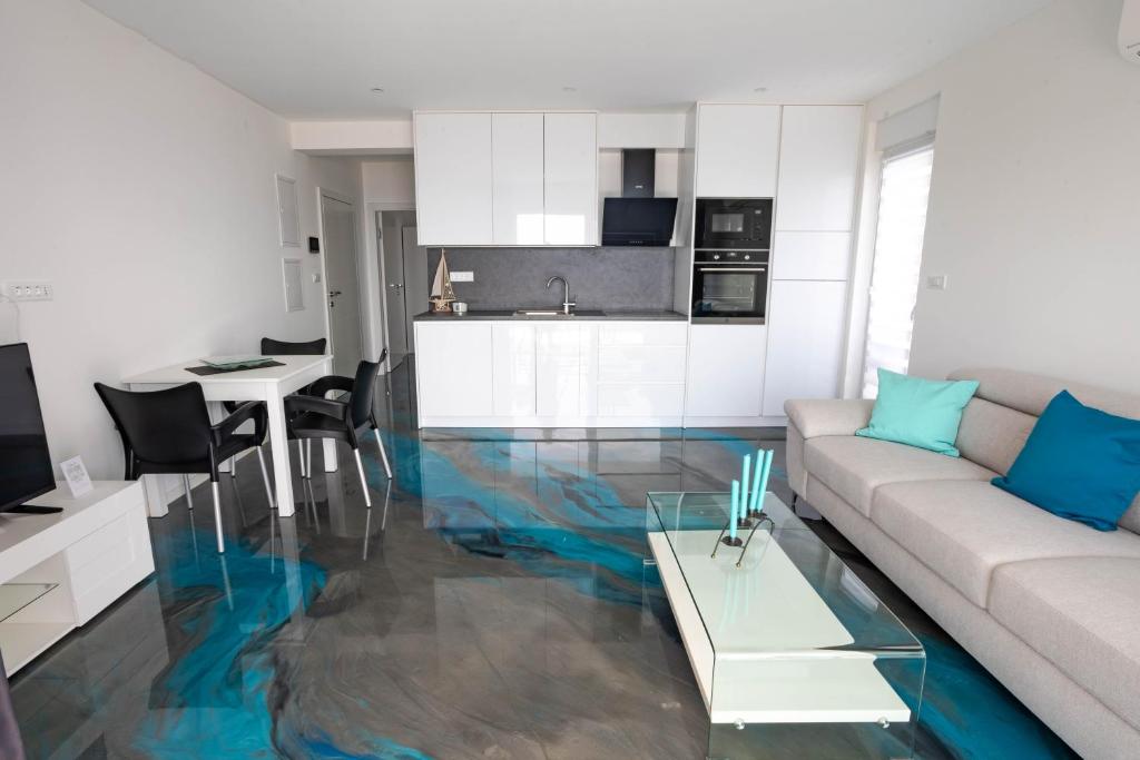 Kuchyňa alebo kuchynka v ubytovaní Sunshine House Makarska with Free Beach Parking