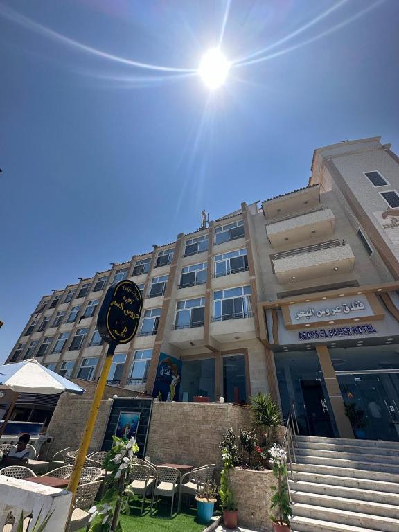 um edifício com um relógio à frente em Aros Al Bahr Hotel em Marsa Matruh