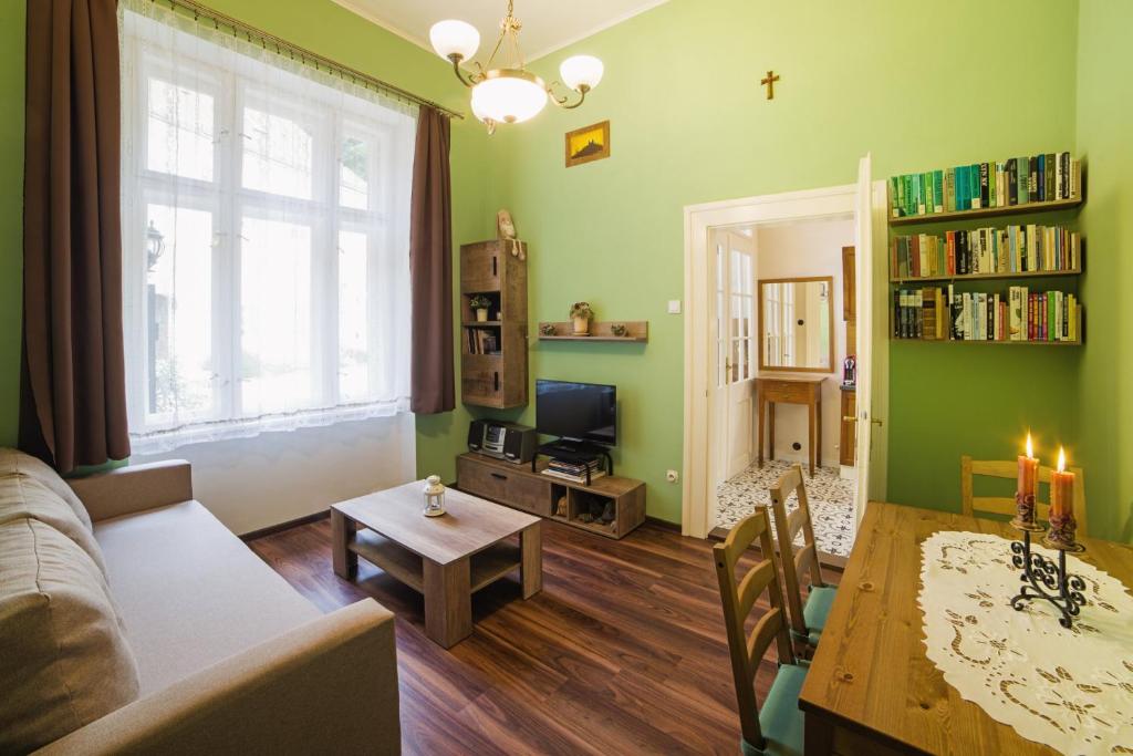 a living room with a couch and a table at Apartmán u Bretschneidera in Banská Štiavnica