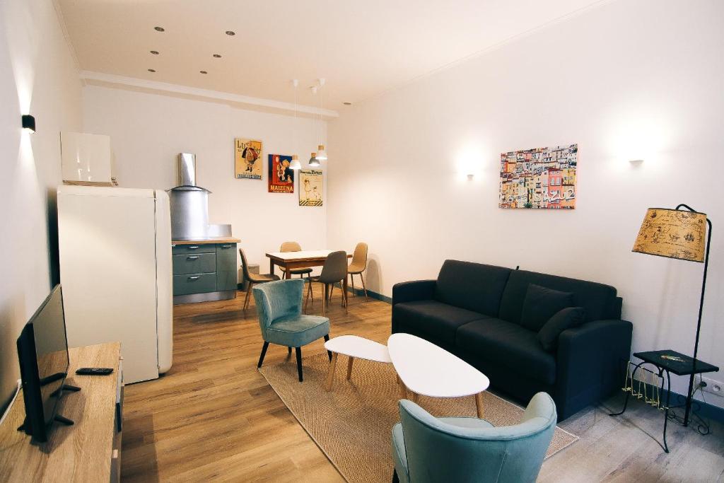 un salon avec un canapé, des chaises et une table dans l'établissement Au cœur du vieil Antibes, à Antibes