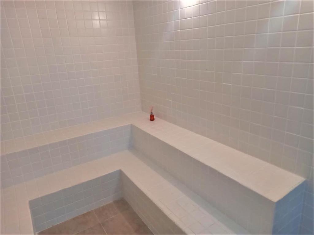 Um banheiro em Apartamento Recanto Praia Grande - Mar, Ar, Churrasqueira, Piscina e Sauna