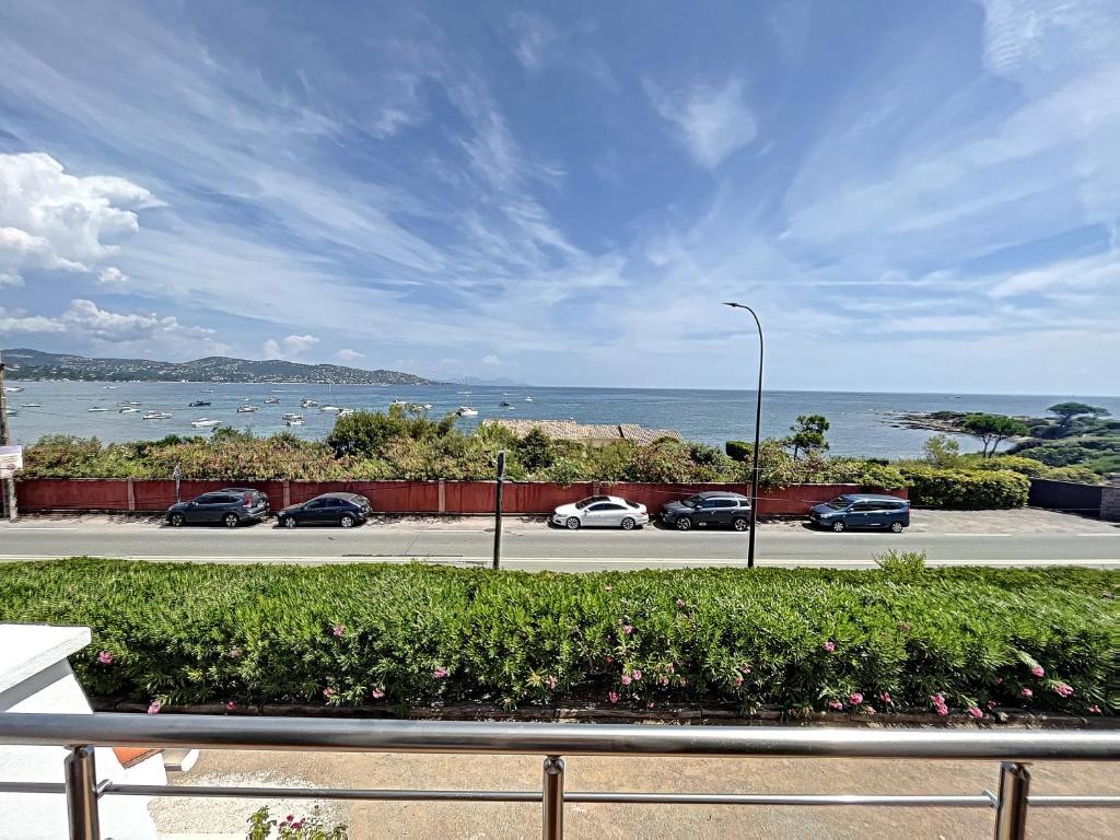 een uitzicht op een straat met auto's geparkeerd op een parkeerplaats bij Vue mer, Mas T3 de 60m2, Nartelle - Sardinaux in Sainte-Maxime