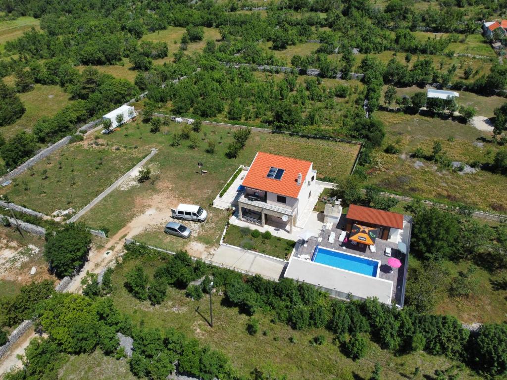 eine Luftansicht eines Hauses mit Pool in der Unterkunft Villa RoseMary near Split in Donje Ogorje