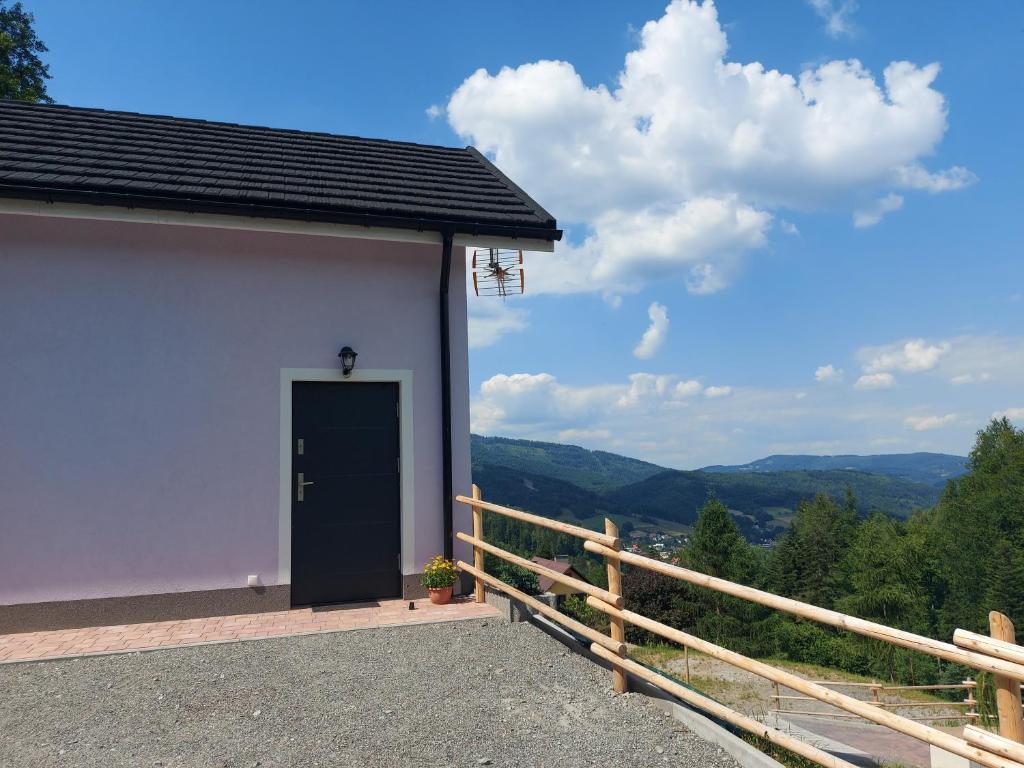 Nespecifikovaný výhled na hory nebo výhled na hory při pohledu z prázdninového domu