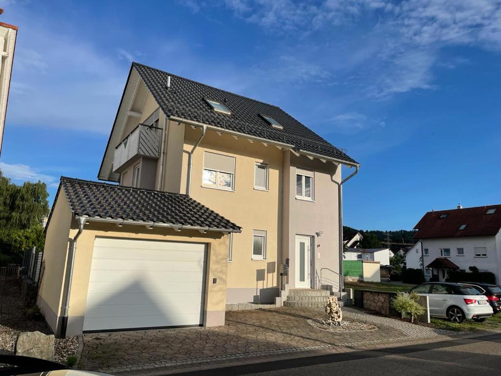 uma grande casa com uma grande garagem branca em Ferienwohnung Blumenfeld em Gengenbach