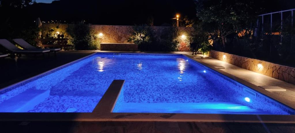 Bazén v ubytovaní Stunning Gold apartment with pool alebo v jeho blízkosti