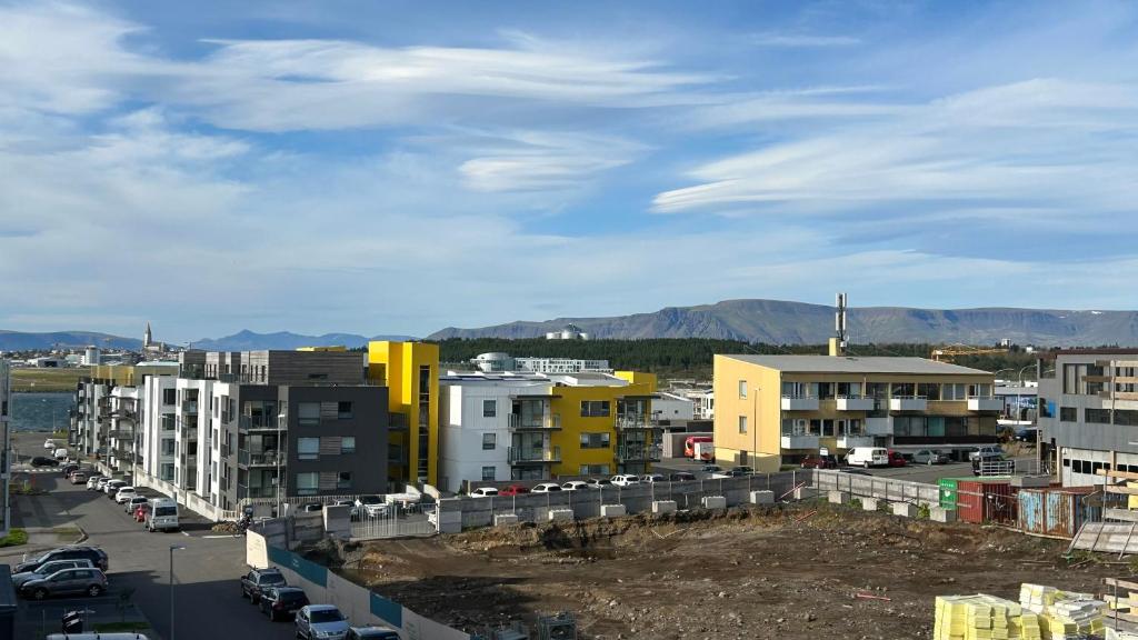 Lovely 1 bedroom apartment with patio in a quiet area Free parking and