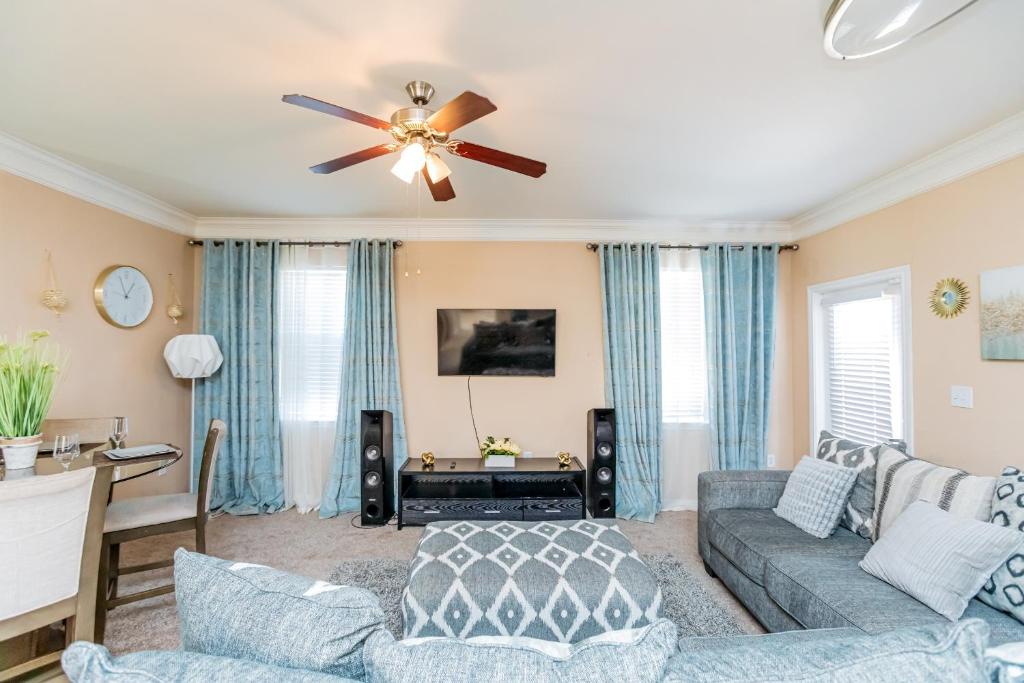 a living room with a couch and a ceiling fan at Luxury Apt Westheimer/Galleria in Houston